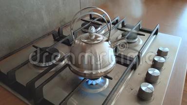 在煤气炉上烧开的钢制水壶，家庭烹饪，煮茶用水